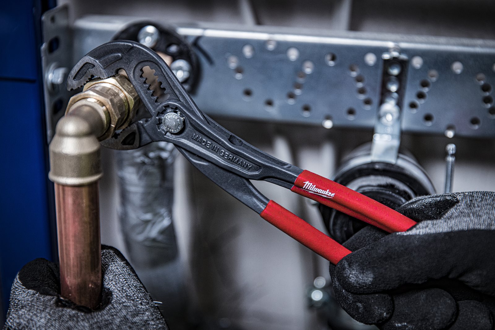 Clești reglabili pentru instalatori 180 mm Milwaukee - in utilizare 1