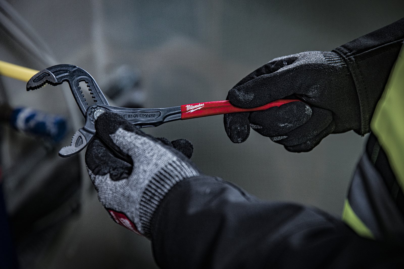 Clești reglabili pentru instalatori 180 mm Milwaukee - in utilizare 2