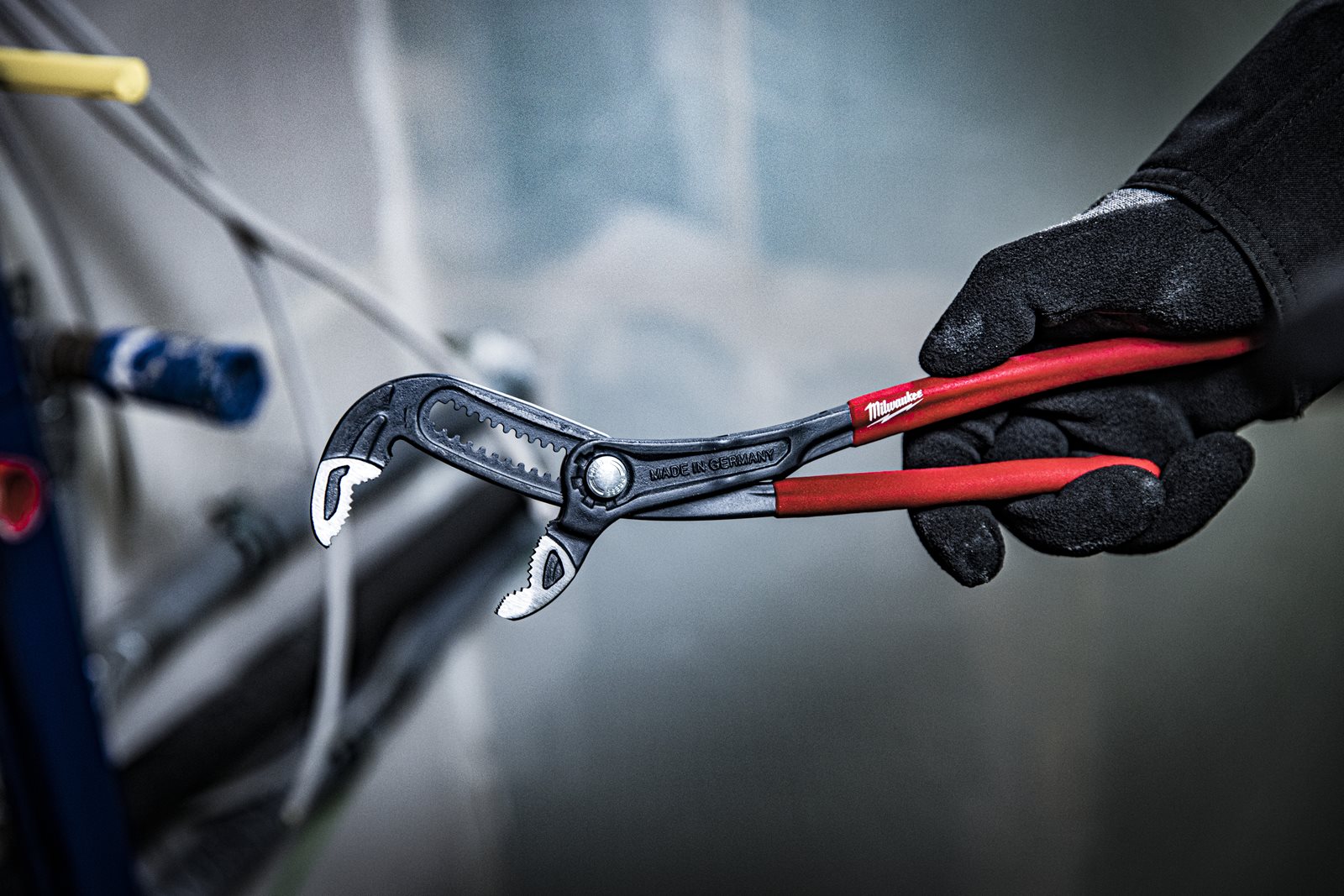 Clești reglabili pentru instalatori 180 mm Milwaukee - in utilizare 3