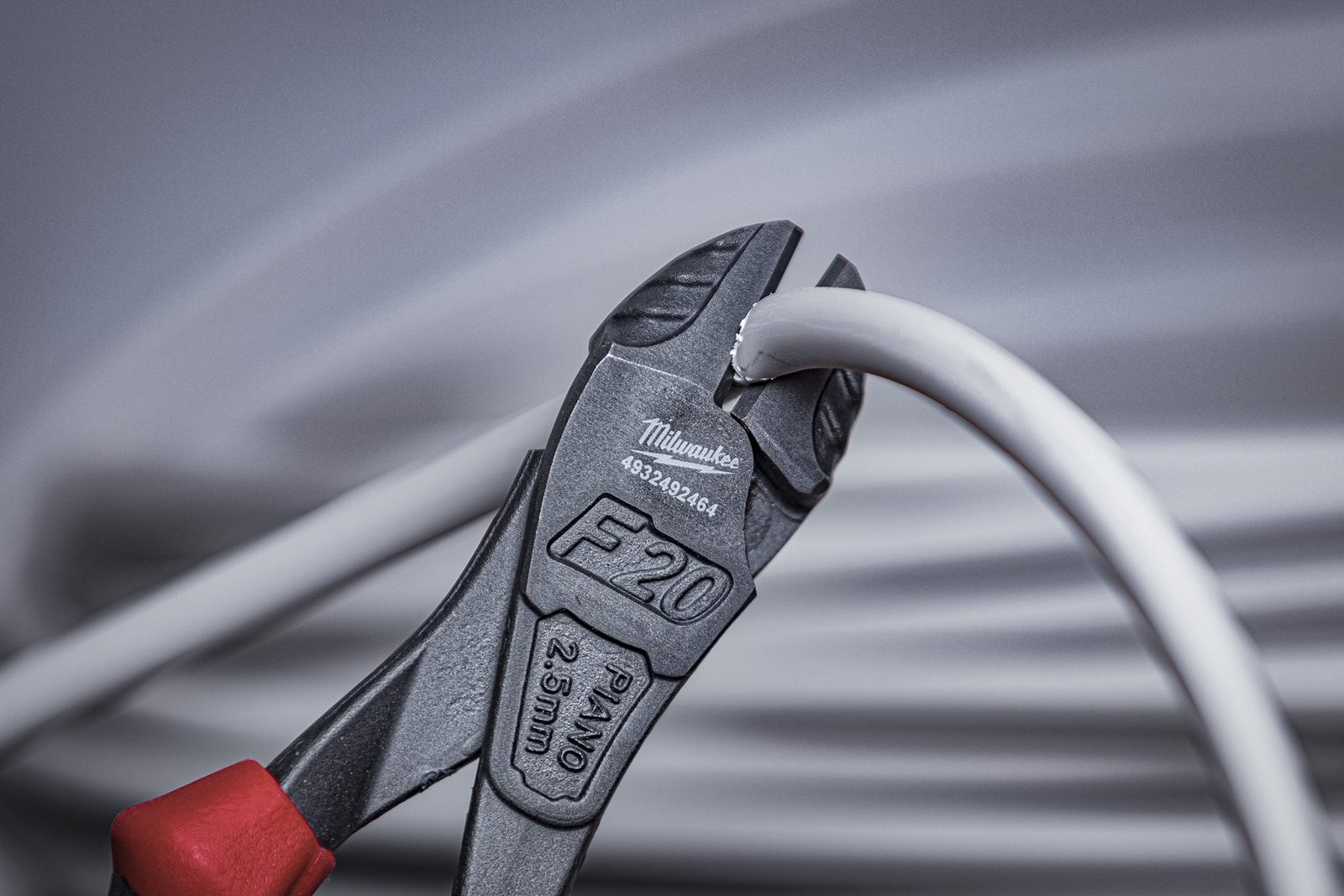 Clește Heavy Duty cu tăiș diagonal 200mm Milwaukee - in utilizare 1