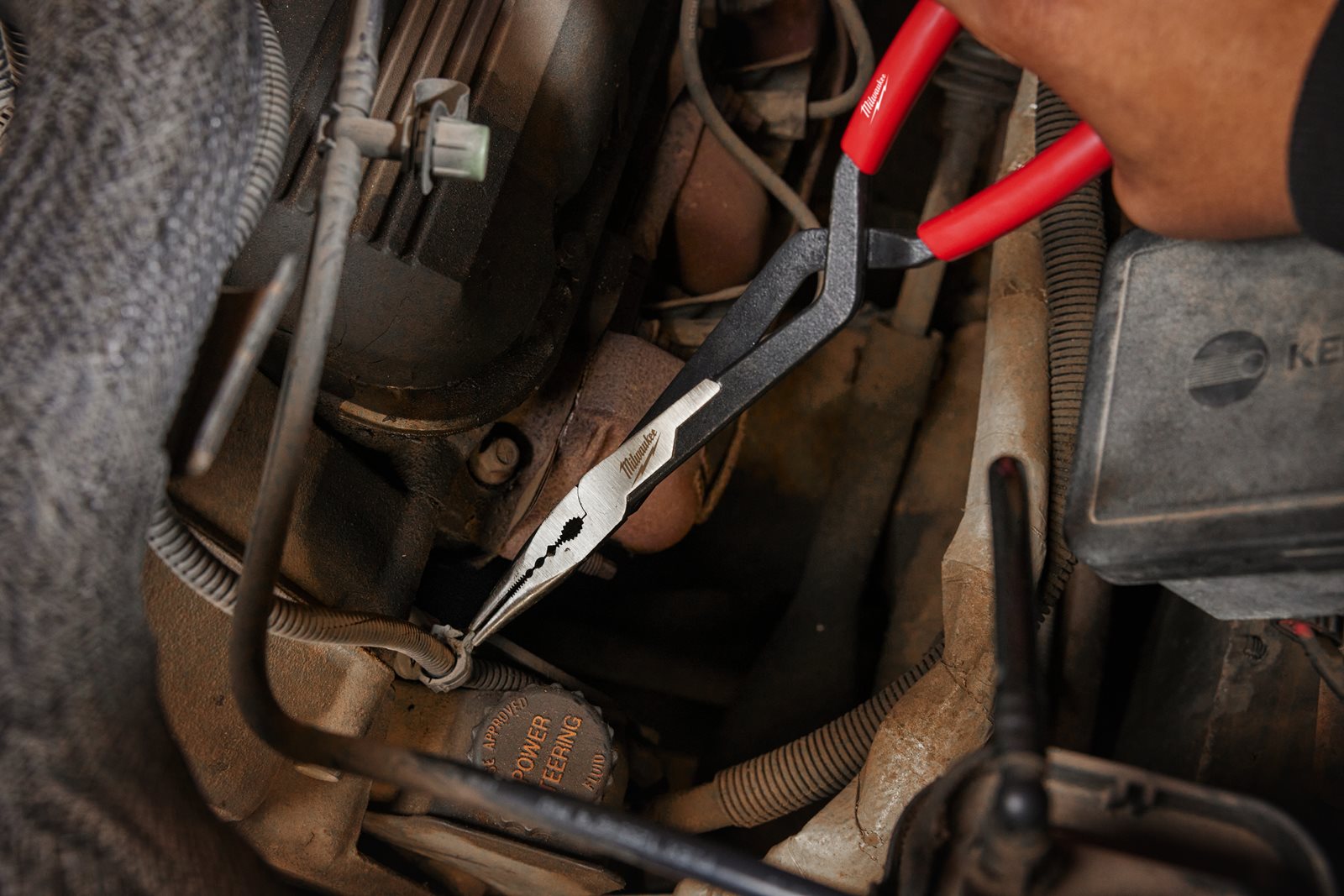 Clește cu nas lung Milwaukee 4932492497 - in utilizare 1