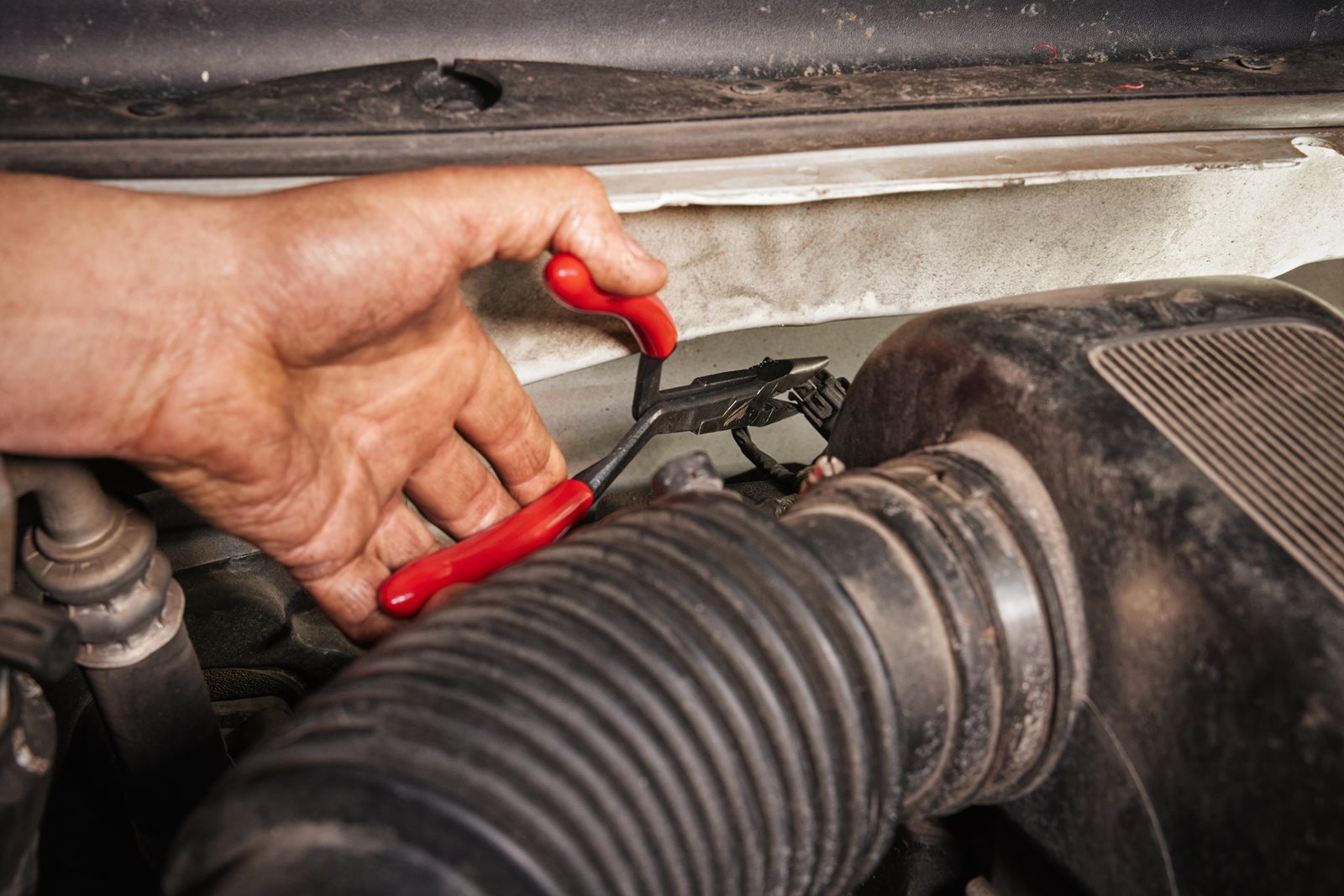 Clește cu nas lung Milwaukee 4932492497 - in utilizare 2