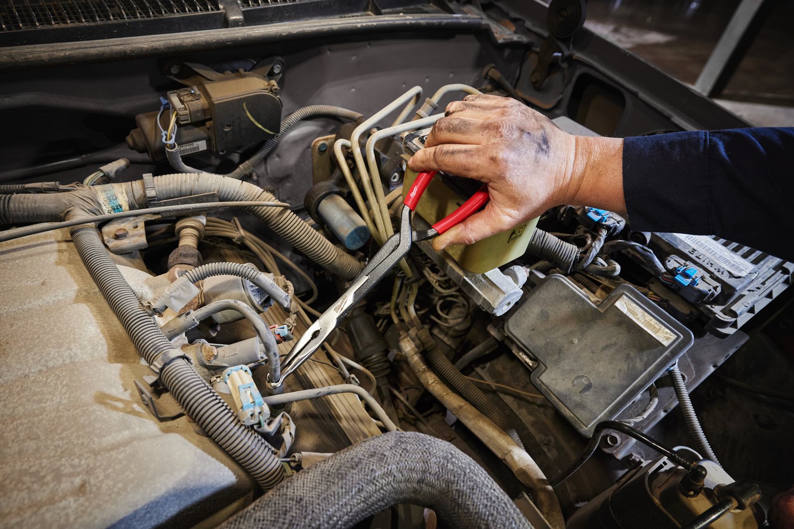 Clești pentru fixare furtun Milwaukee 4932492500 - in utilizare 1