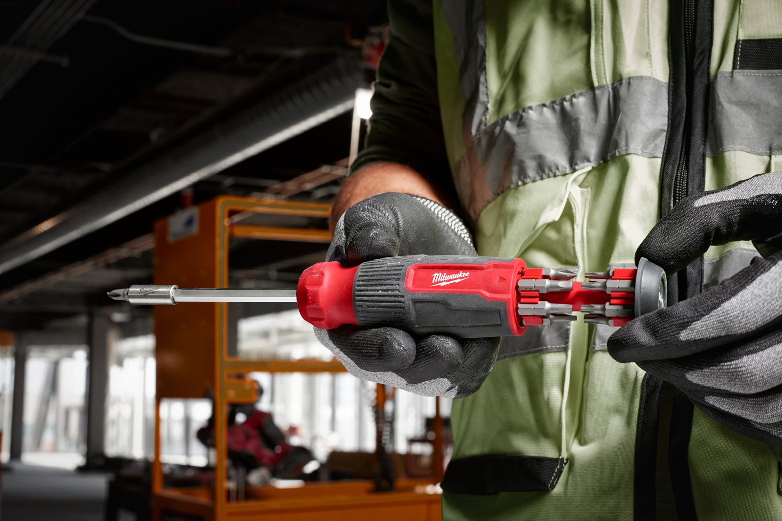 Șurubelnițe Multi-Bit Milwaukee 4932480584 - in utilizare 1