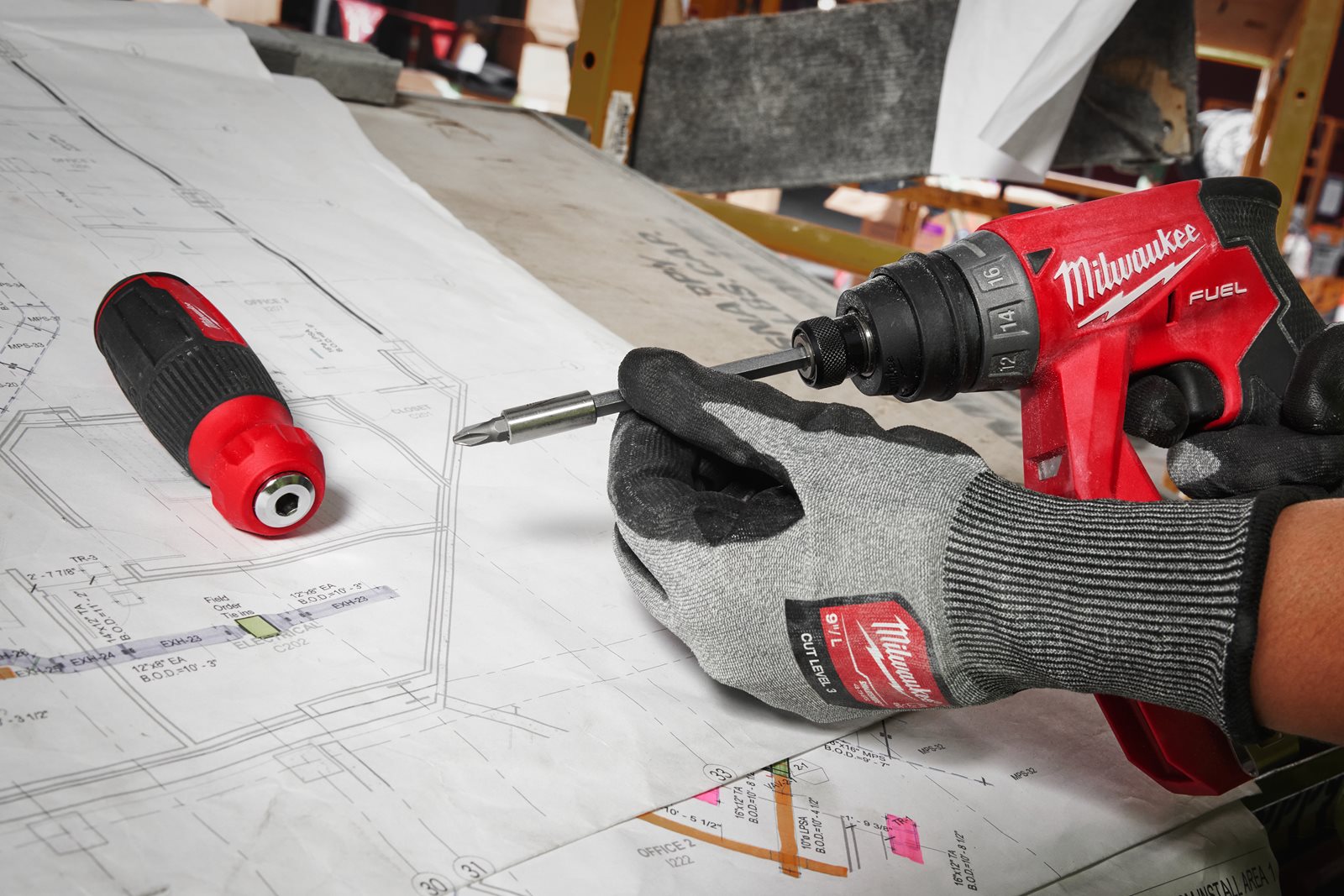 Șurubelnițe Multi-Bit Milwaukee 4932480584 - in utilizare 4