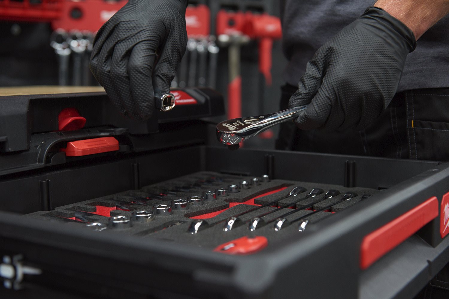 Mănuși de unică folosință 50 buc Milwaukee 4932493233 - in utilizare 3