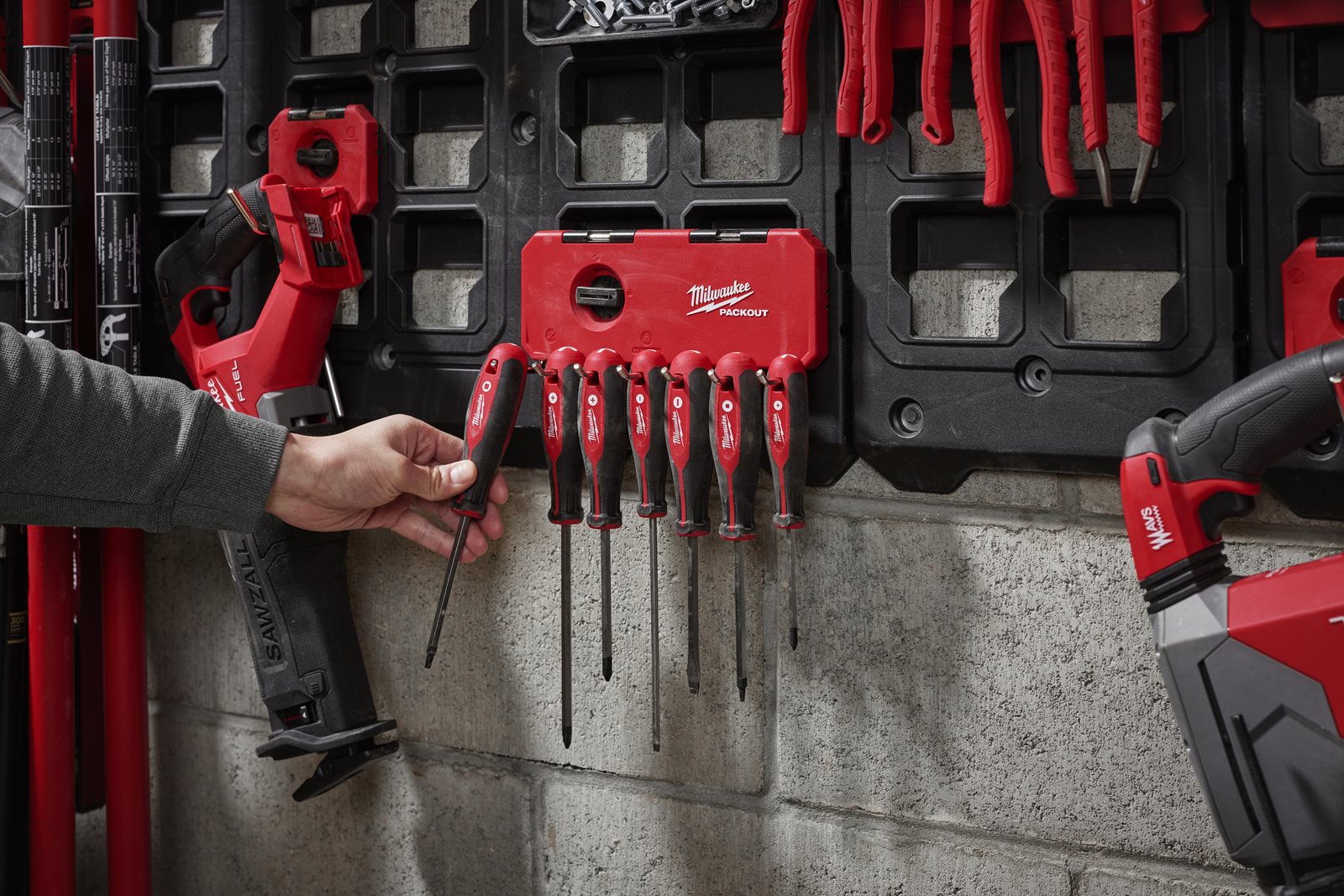 Cârlige PACKOUT Milwaukee 4932493384 - in utilizare 2