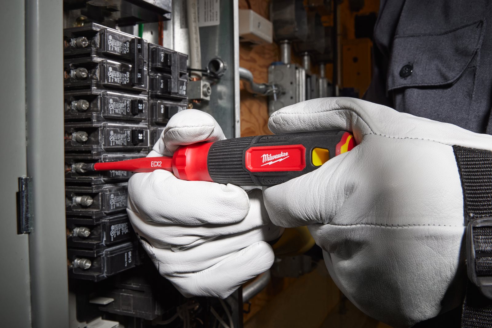 Șurubelnițe izolate multi-bit Milwaukee 4932493657 - in utilizare 1