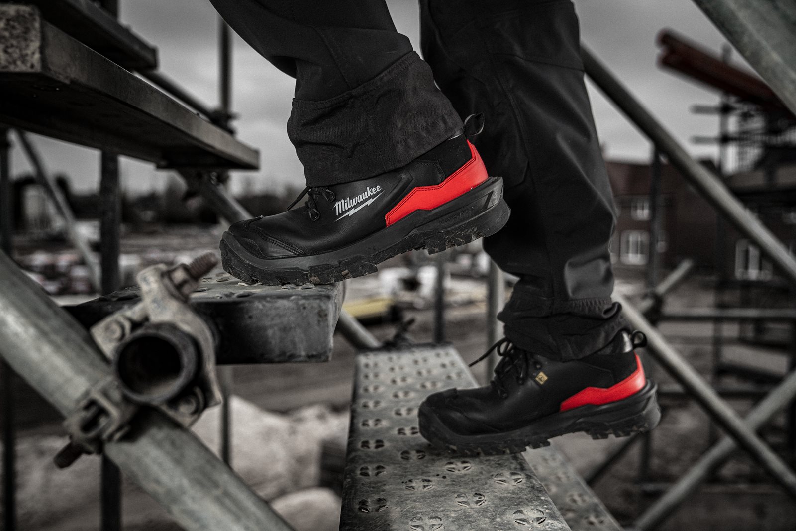 Pantofi negri de protecție Armourtred S3S 1L110111W ESD HRO SC FO LG SR Negru Milwaukee 4932493753 - in utilizare 1