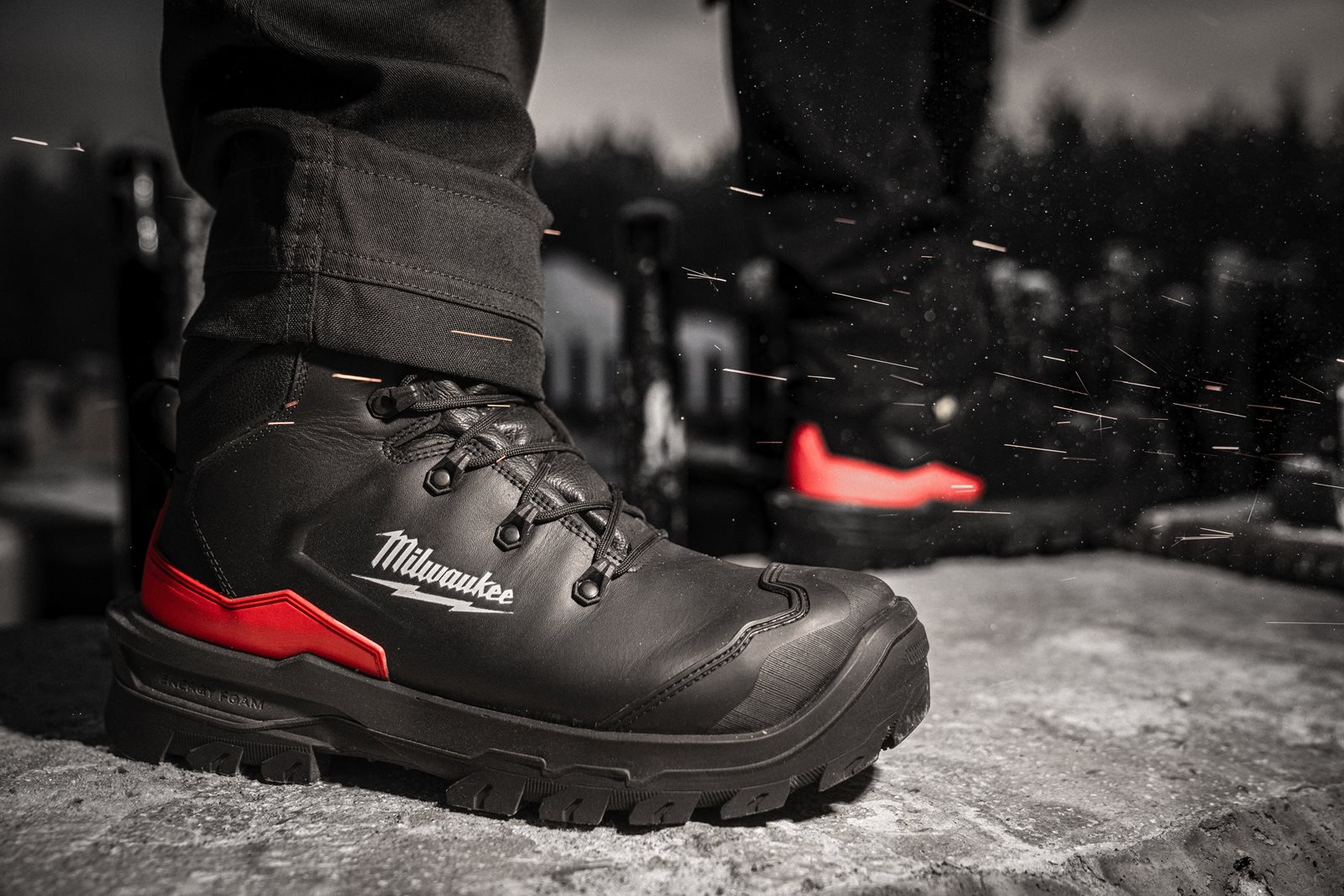 Ghete negre de protecție Armourtred S3S 1M110111W ESD HRO SC FO LG SR Negru Milwaukee 4932493763 - in utilizare 9