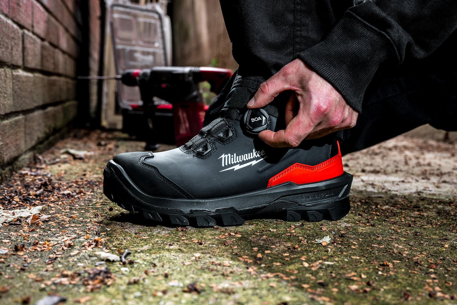 Pantofi negri de protecție Armourtred S3S B1L110111W ESD HRO SC FO LG SR Negru Milwaukee 4932493783 - in utilizare 3