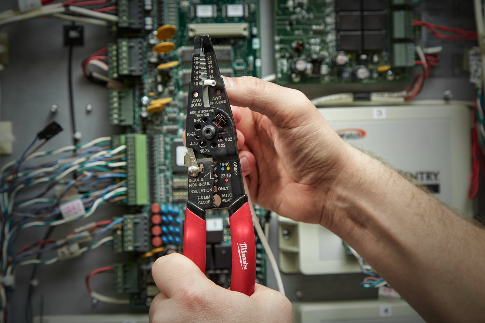 Clește multifuncțional de dezizolare și sertizare Milwaukee - in utilizare 2