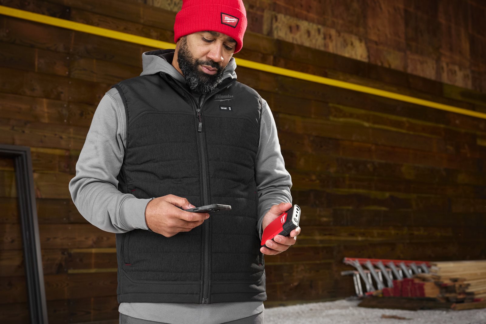 Vestă puffer încălzită M12 HEXON neagră Milwaukee M12 HPVBL3-0 (S) - in utilizare 1