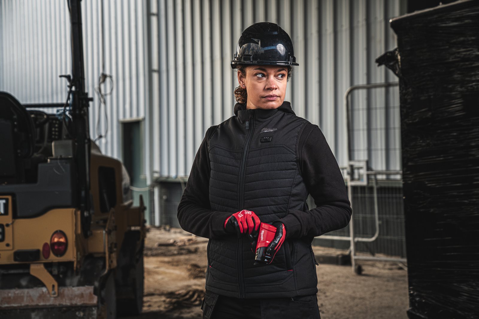 Vestă puffer hibrid încălzită M12 HEXON damă Milwaukee M12 HPVLBL3-0 (S) - in utilizare 1
