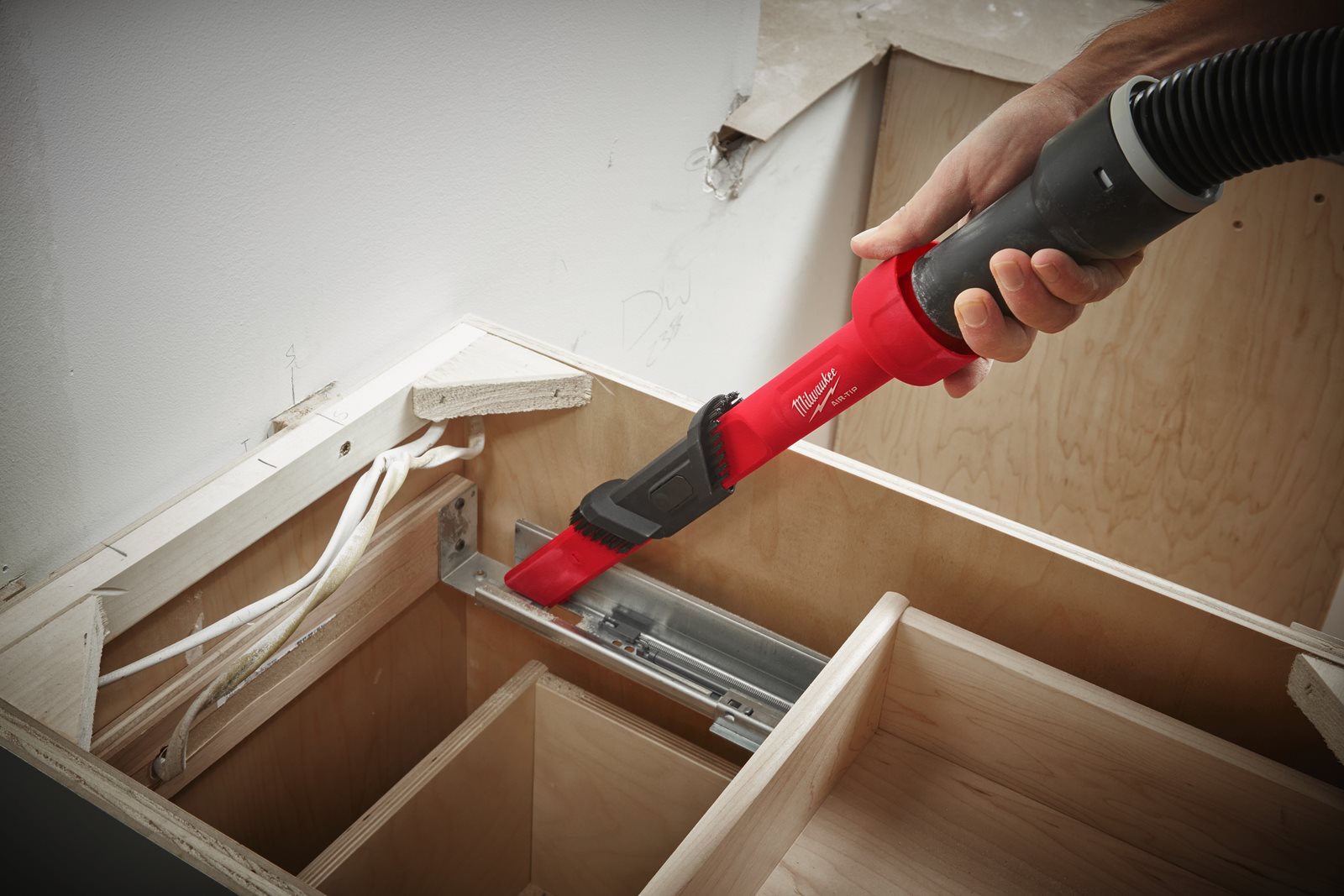 AIR-TIP Cap lung de aspirare cu perie mobilă, 3 în 1 Milwaukee AT-2 - in utilizare 4