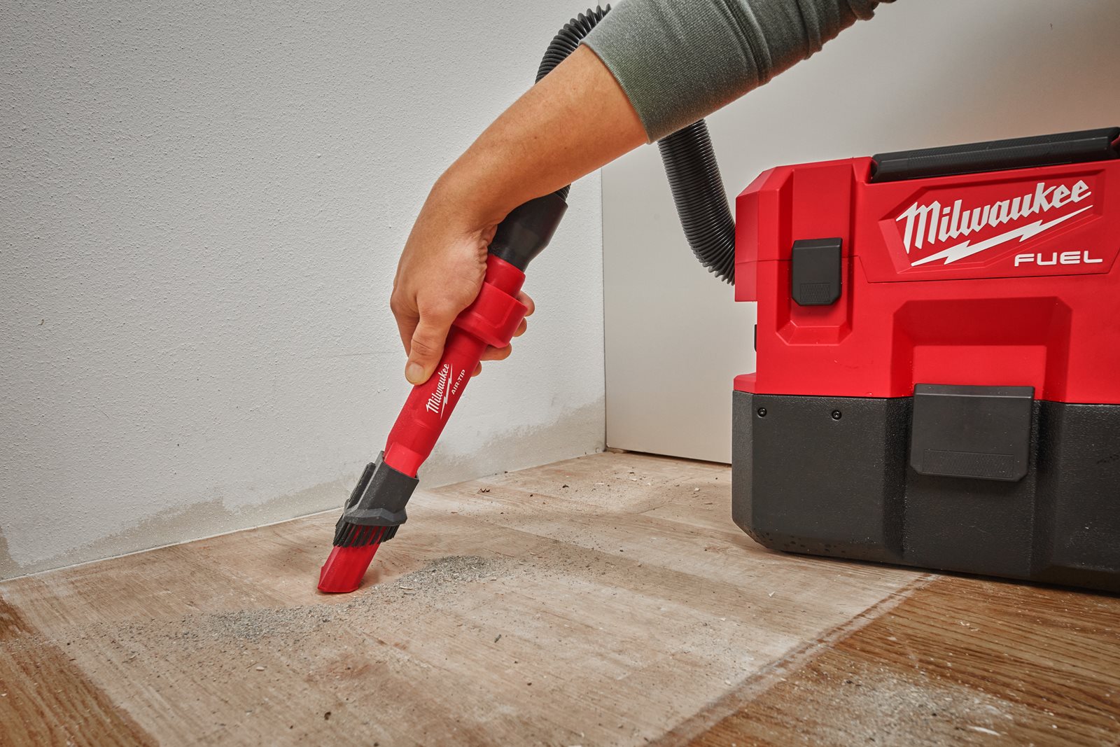 AIR-TIP Cap de aspirare cu perie mobilă, 2 în 1 Milwaukee AT-3 - in utilizare 1