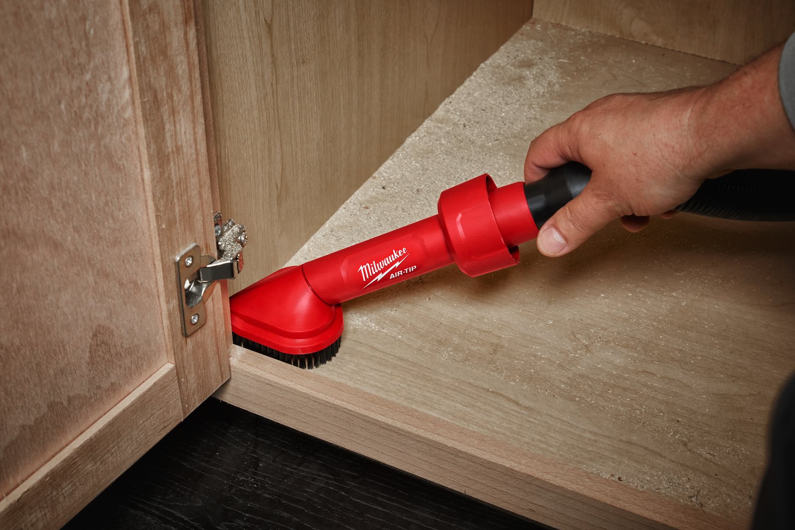 AIR-TIP Cap rotativ de aspirare pentru colțuri cu perie Milwaukee AT-8 - in utilizare 2