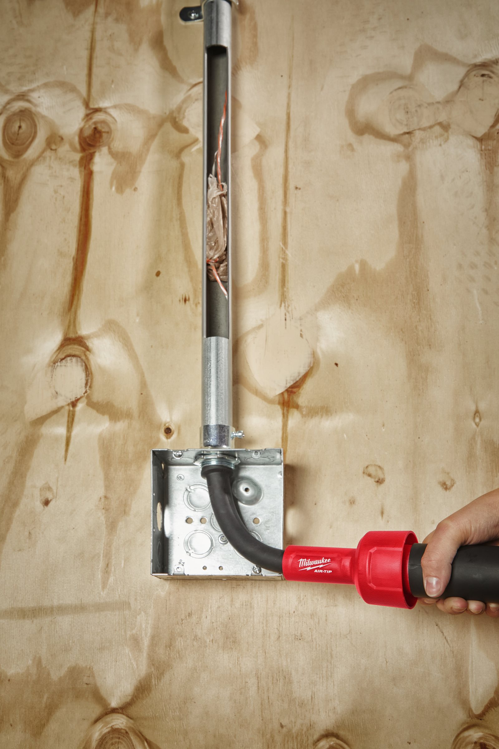 AIR-TIP Cap aspirare pentru conducte Milwaukee AT-9 - in utilizare 1