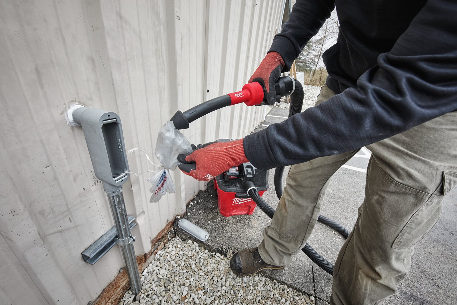 AIR-TIP Cap aspirare pentru conducte Milwaukee AT-9 - in utilizare 2