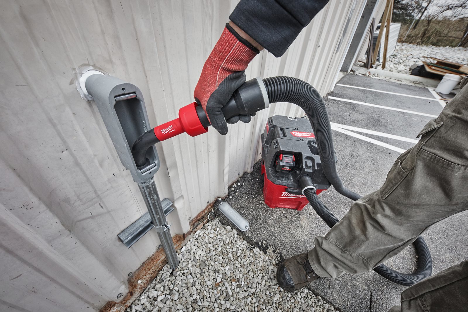 AIR-TIP Cap aspirare pentru conducte Milwaukee AT-9 - in utilizare 3