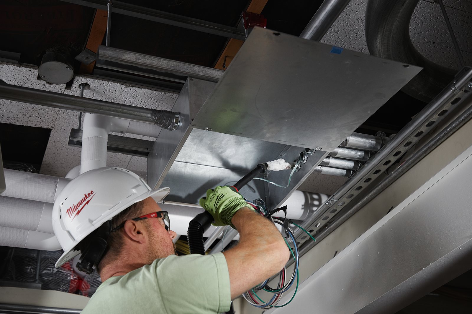 AIR-TIP Cap aspirare pentru conducte Milwaukee AT-9 - in utilizare 4