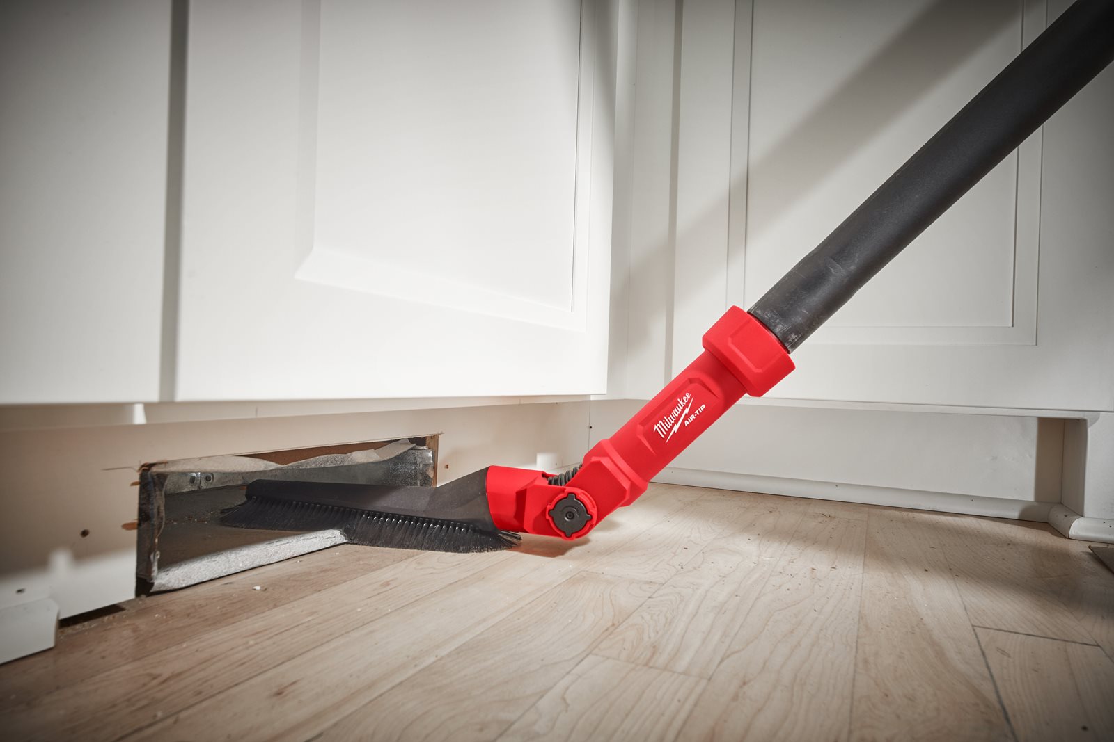 AIR-TIP Cap pivotant de aspirare cu perie Milwaukee AT-10 - in utilizare 2