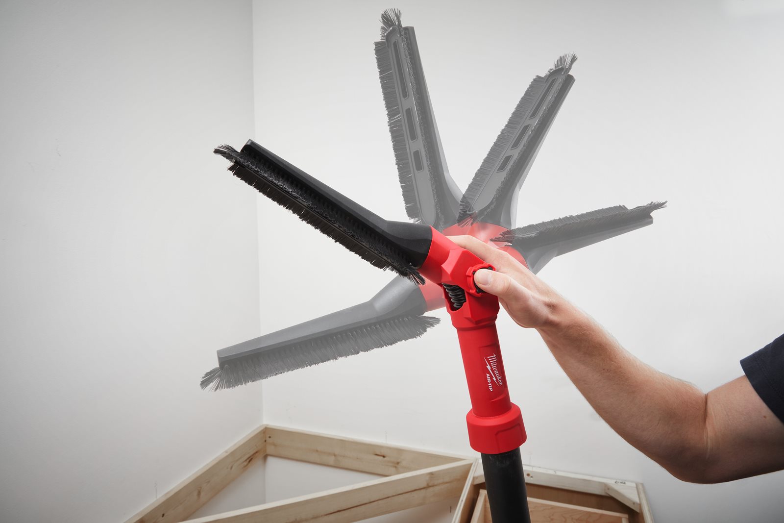 AIR-TIP Cap pivotant de aspirare cu perie Milwaukee AT-10 - in utilizare 3