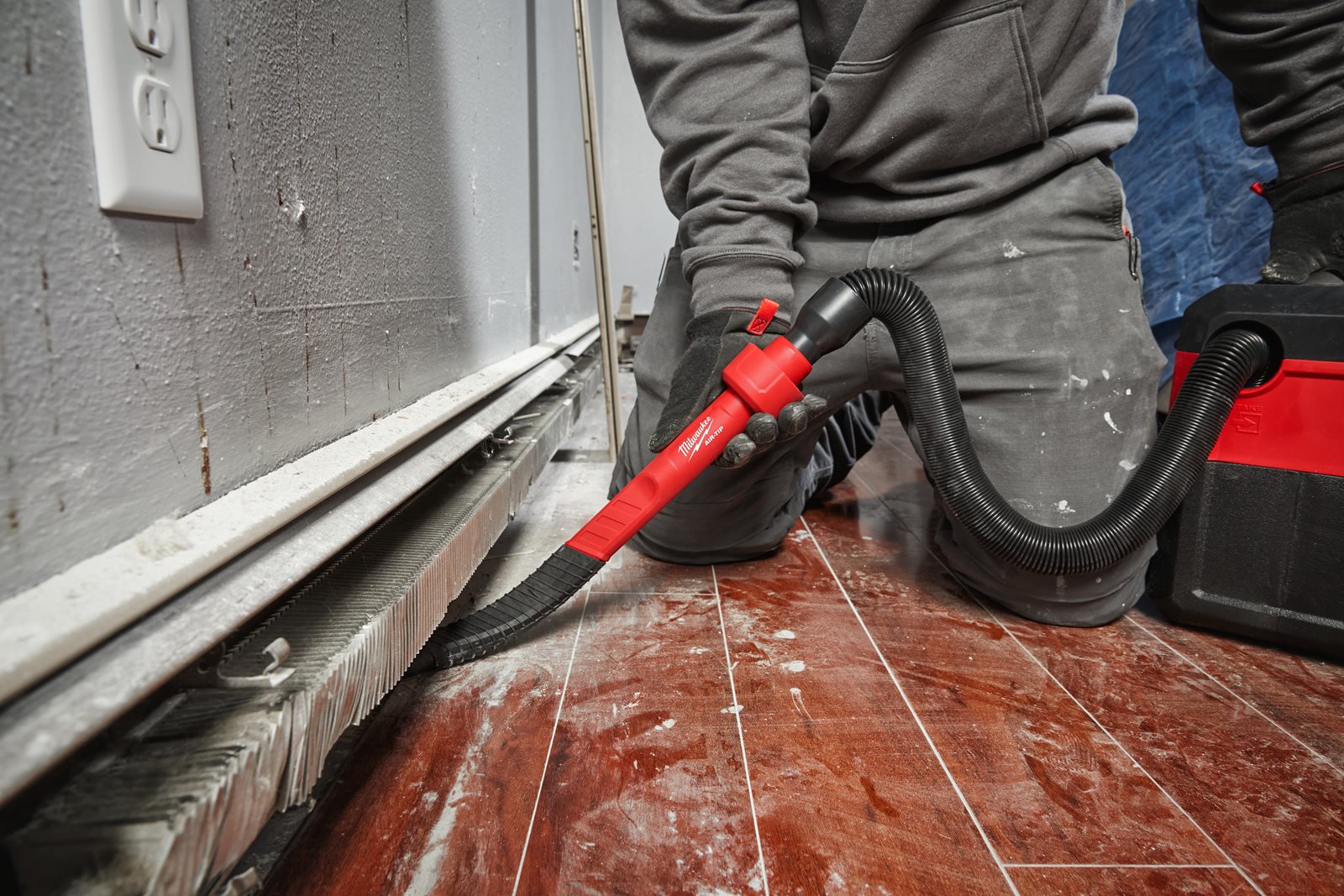 AIR-TIP Cap lung de aspirare cu perie mobilă Milwaukee AT-13 - in utilizare 1