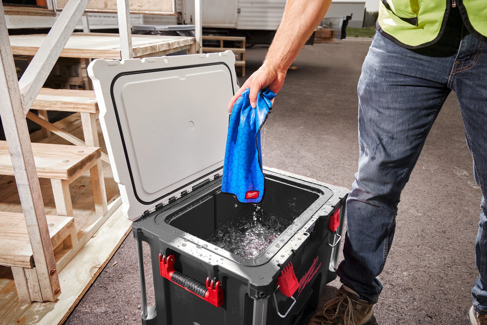 Prosop de răcorire din microfibră 1 Milwaukee - in utilizare 1
