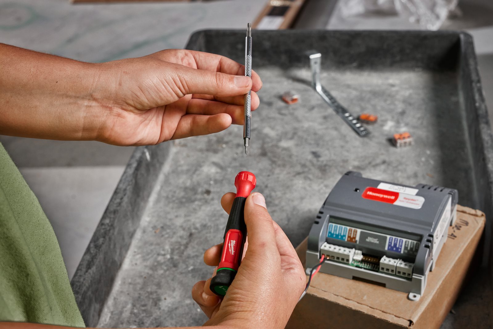 Șurubelniță de precizie Multi-Bit Milwaukee 4932498175 - in utilizare 1