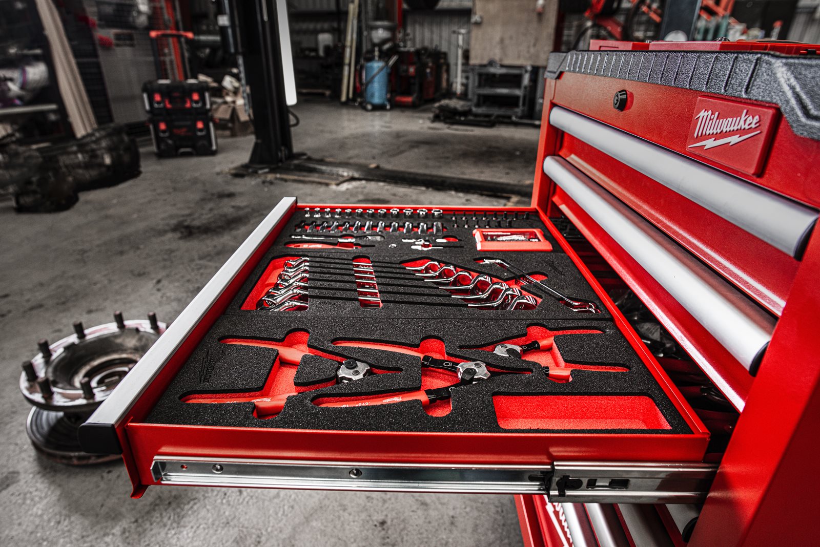 TOOLGUARD Dulap de scule mobil, cu 7 sertare, metalic, 69 cm Milwaukee SRC27/7-1 - in utilizare 3