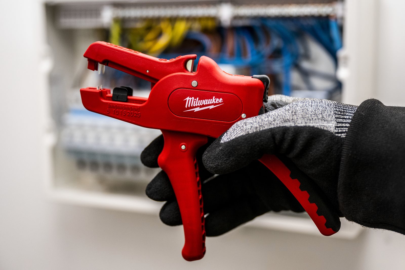 Dezizolator cablu cu cuțit Milwaukee - in utilizare 1