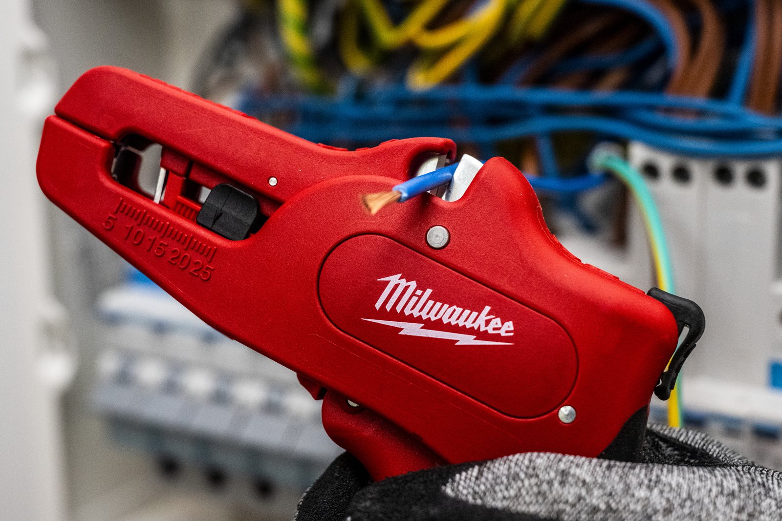 Dezizolator cablu cu cuțit Milwaukee - in utilizare 2