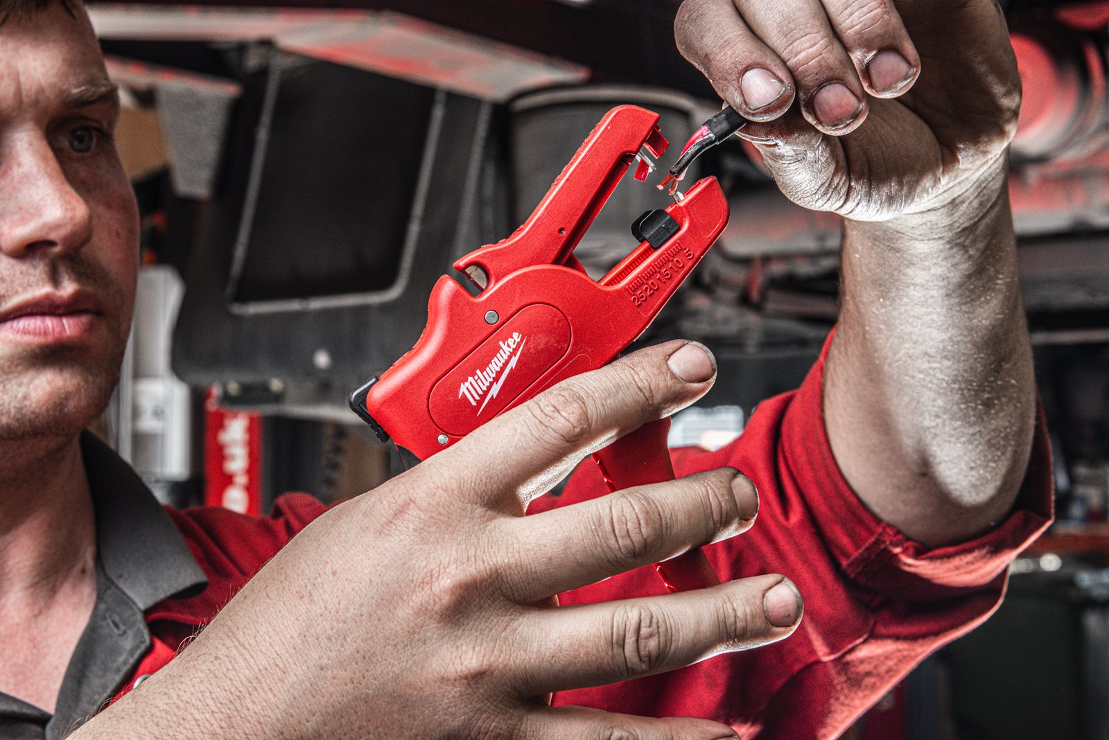 Dezizolator cablu cu cuțit Milwaukee - in utilizare 3