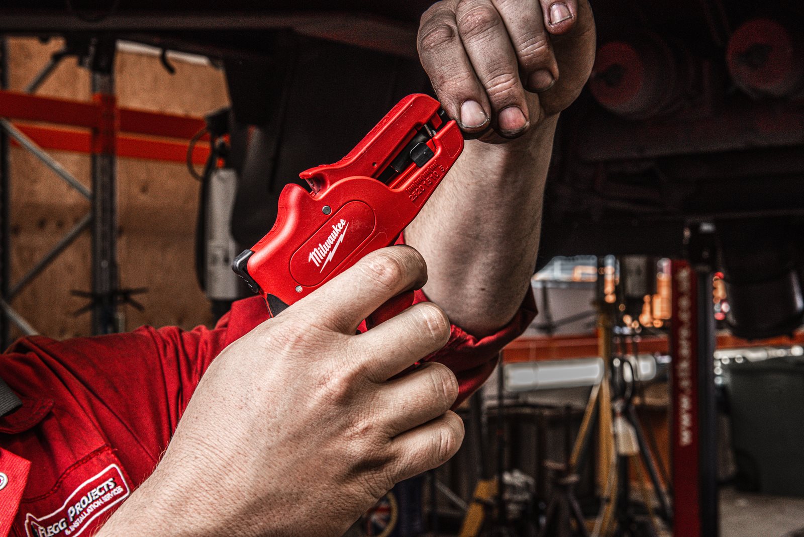 Dezizolator cablu cu cuțit Milwaukee - in utilizare 4