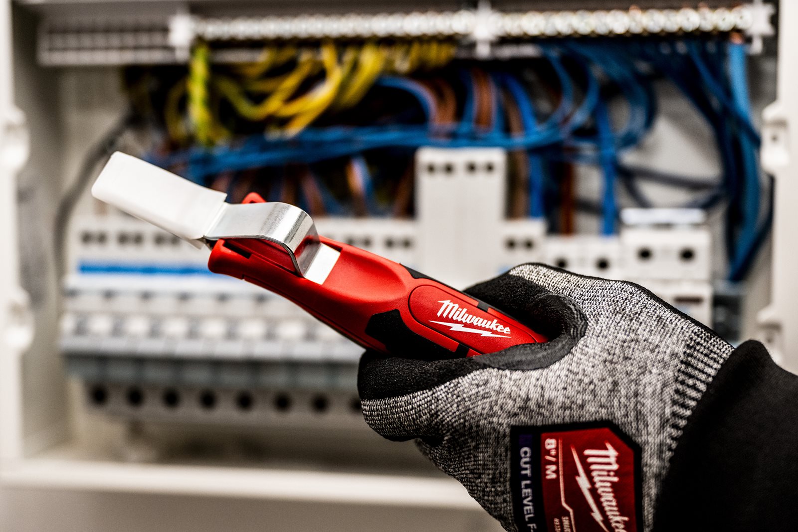 Clește dezizolator Milwaukee - in utilizare 1