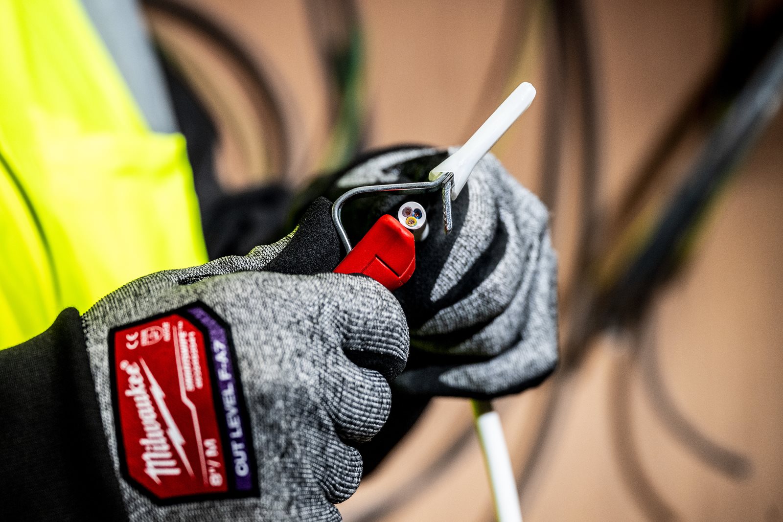 Clește dezizolator Milwaukee - in utilizare 2