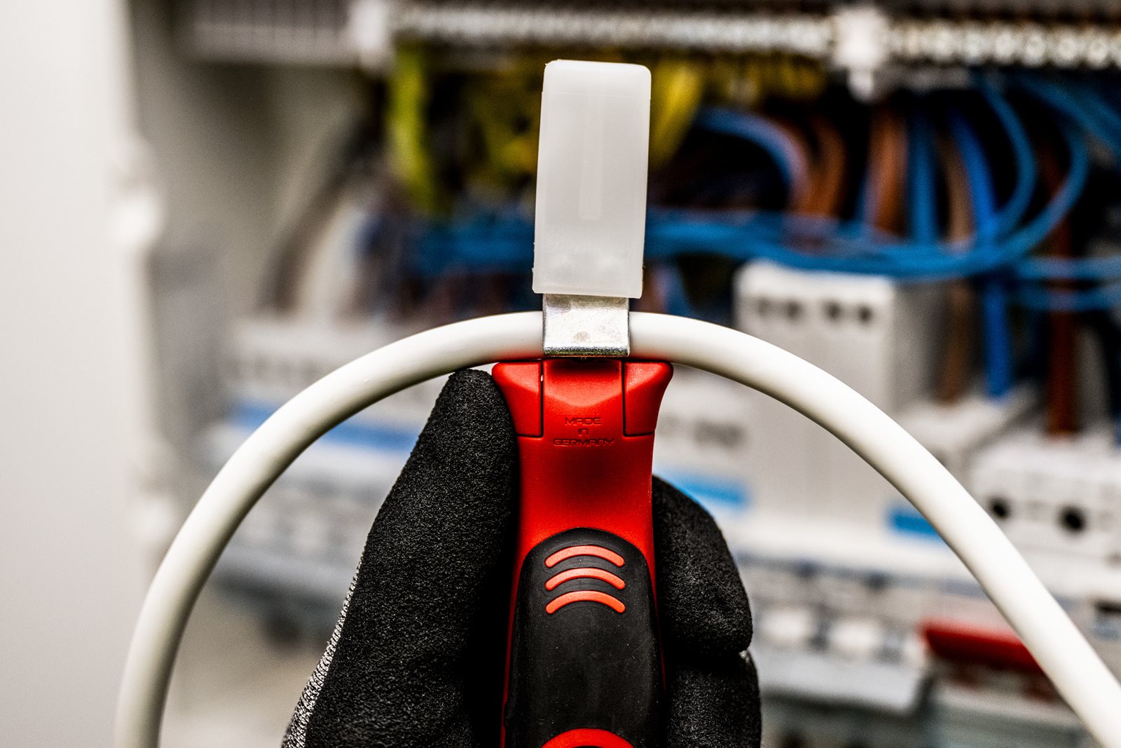 Clește dezizolator Milwaukee - in utilizare 3
