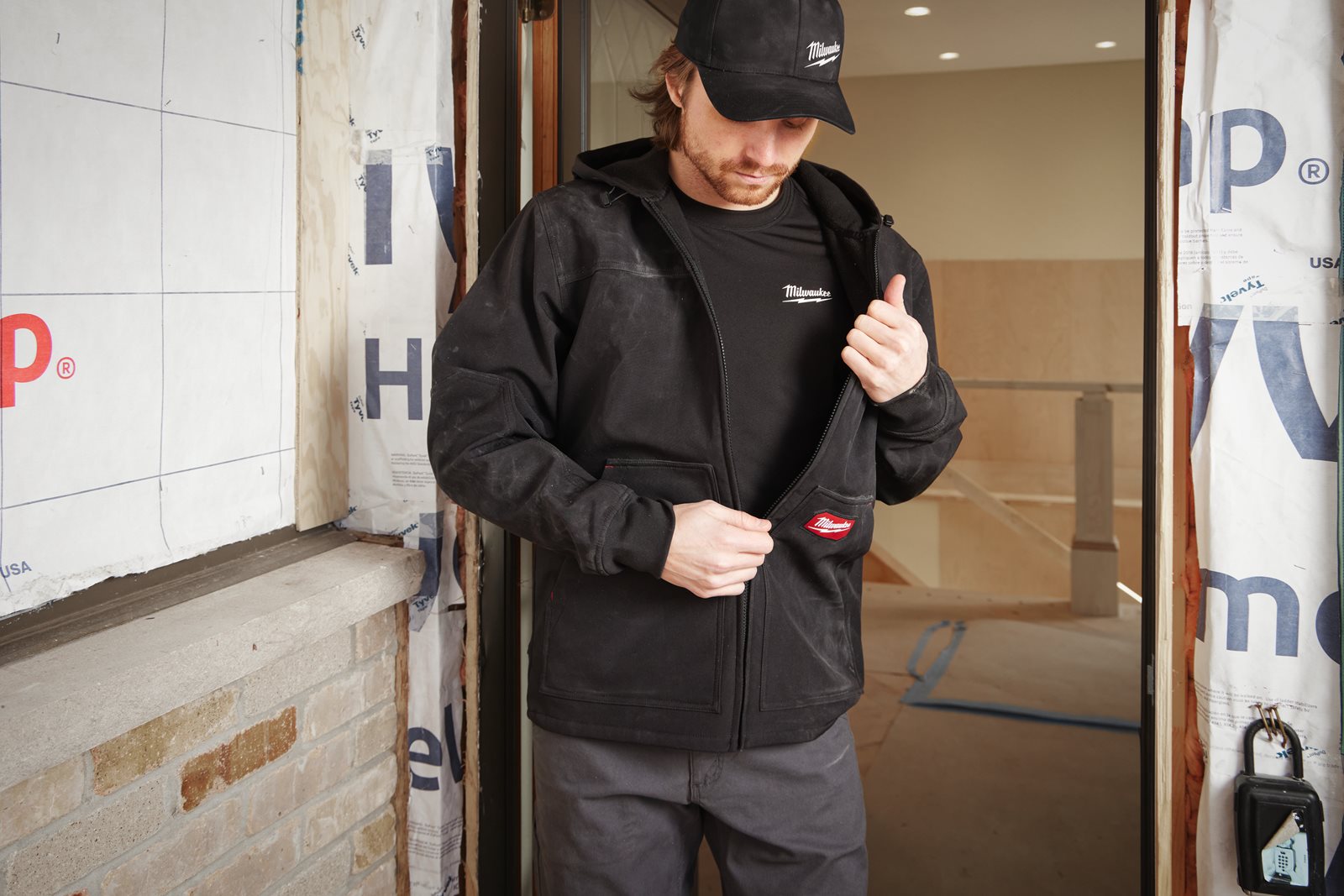 Jachetă Softshell neagră cu glugă FREEFLEX Milwaukee SJ BL S - in utilizare 1