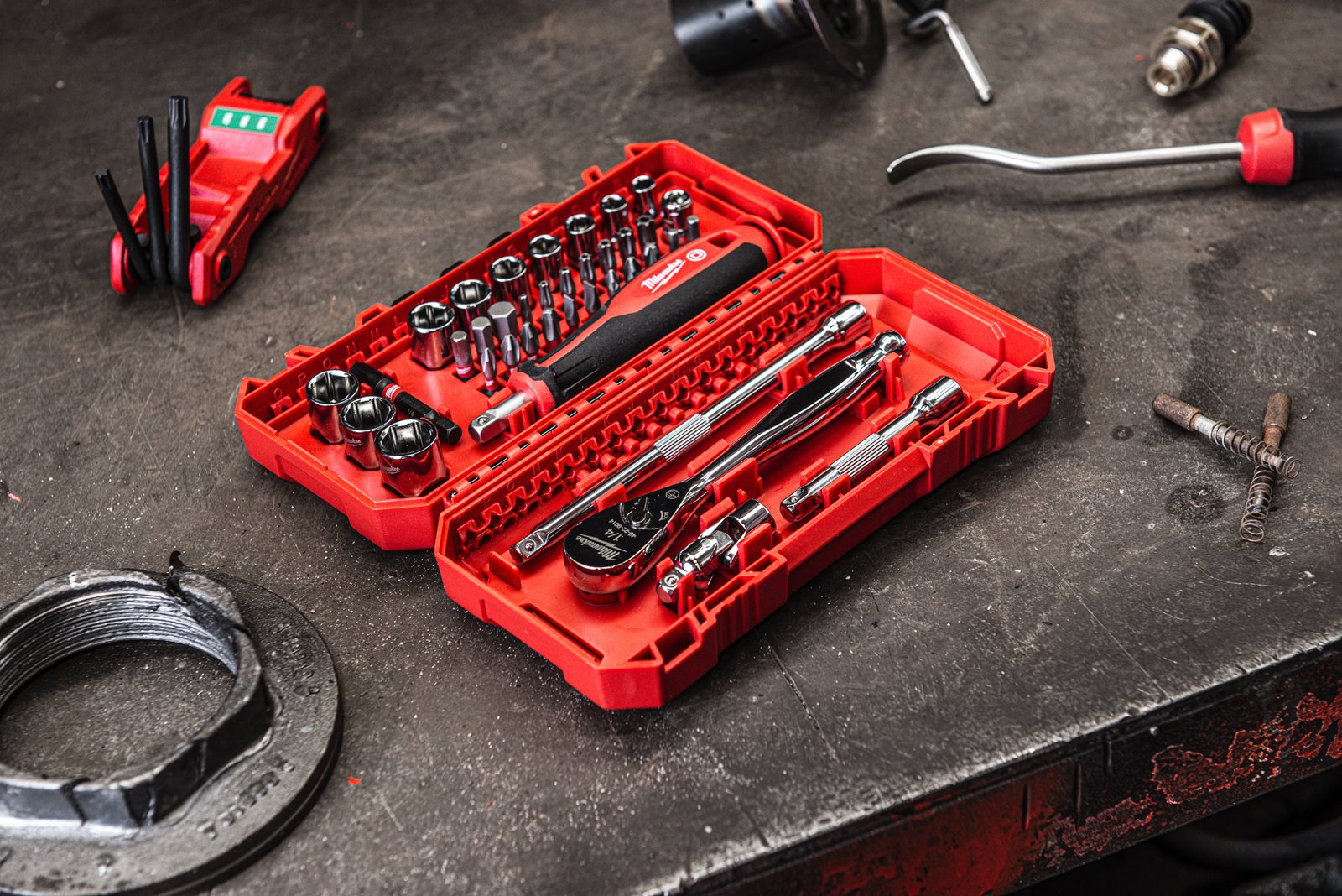 Set 1/4" antrenor cu clichet, șurubelniță și chei tubulare 38 buc Milwaukee - in utilizare 1