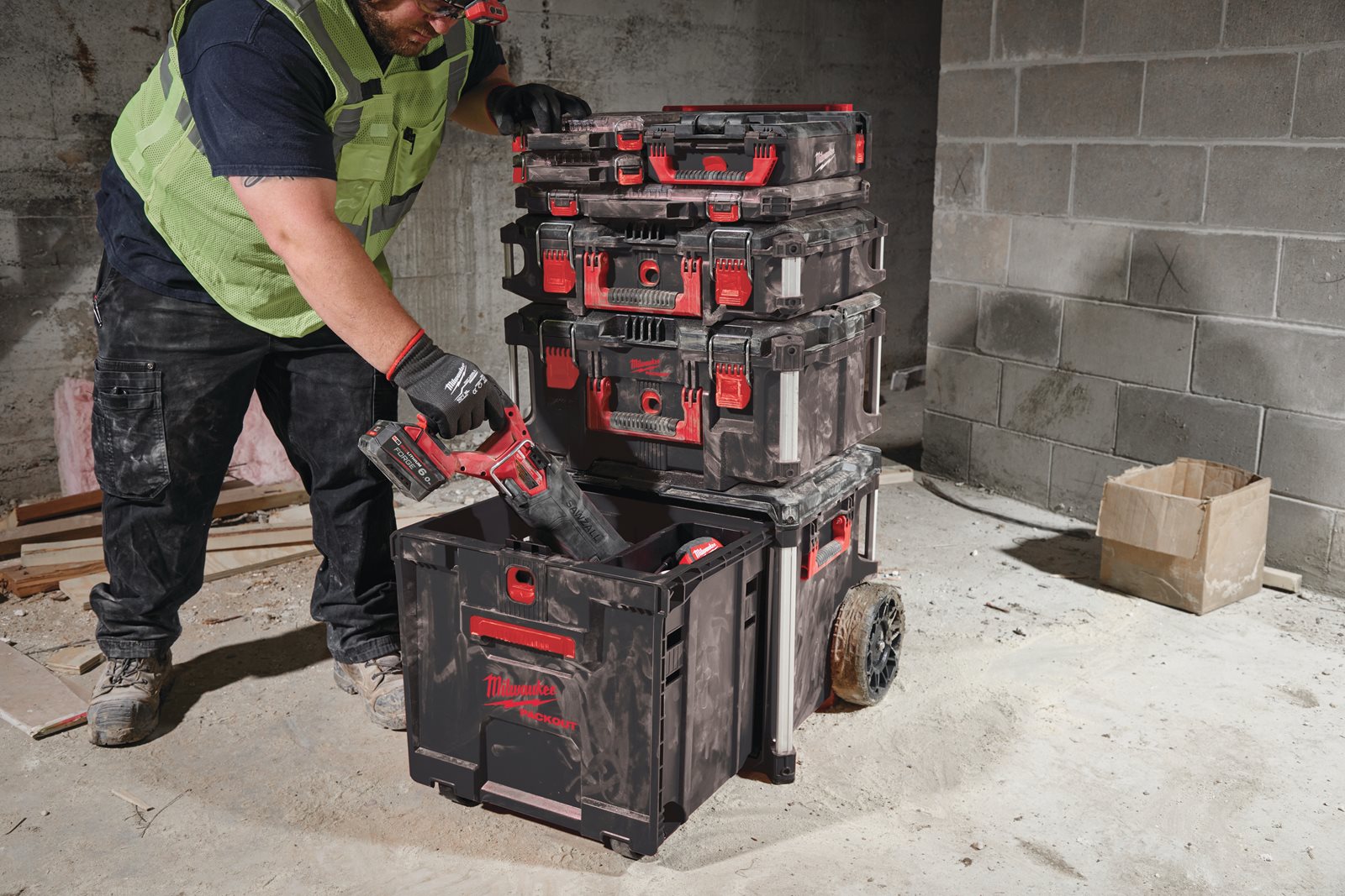 Cutie PACKOUT cu roți și sertar Milwaukee - in utilizare 1