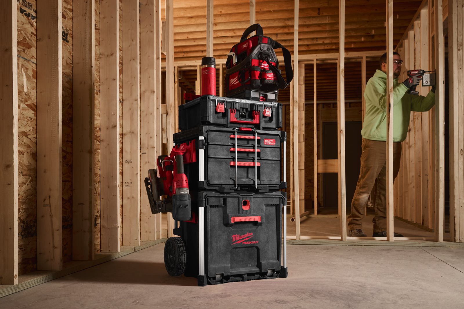 Cutie PACKOUT cu roți și sertar Milwaukee - in utilizare 3