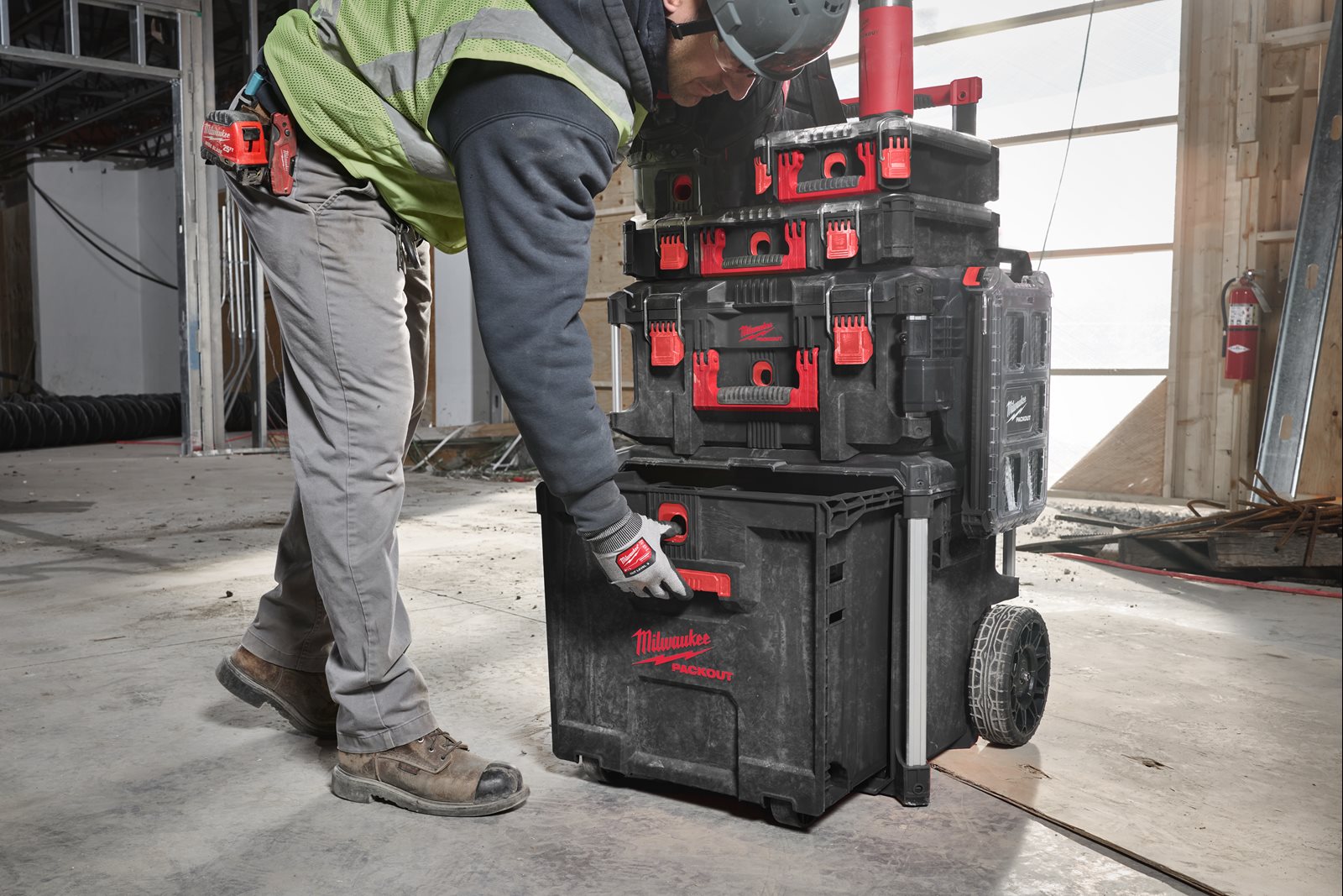 Cutie PACKOUT cu roți și sertar Milwaukee - in utilizare 4