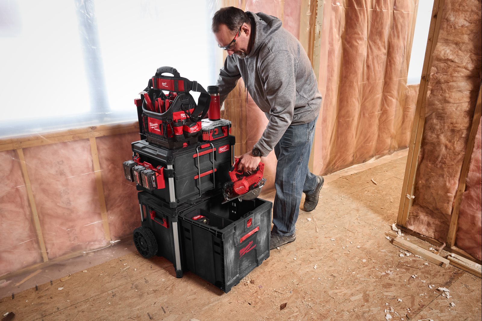 Cutie PACKOUT cu roți și sertar Milwaukee - in utilizare 5