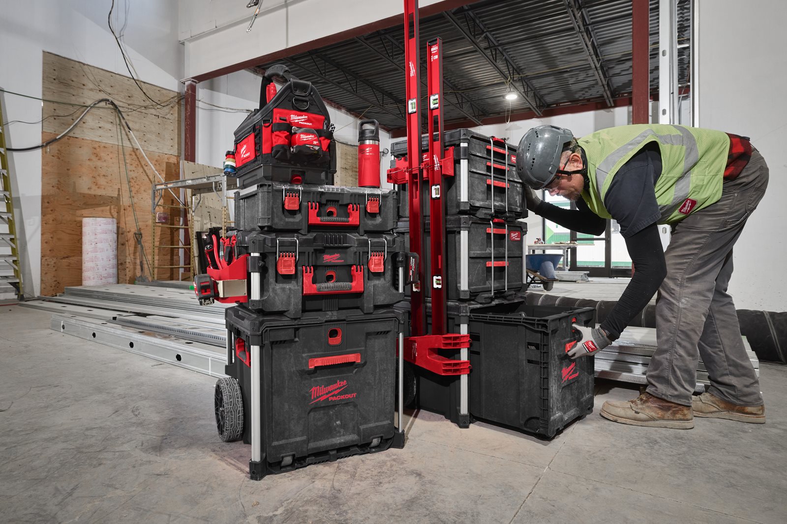 Cutie PACKOUT cu roți și sertar Milwaukee - in utilizare 7