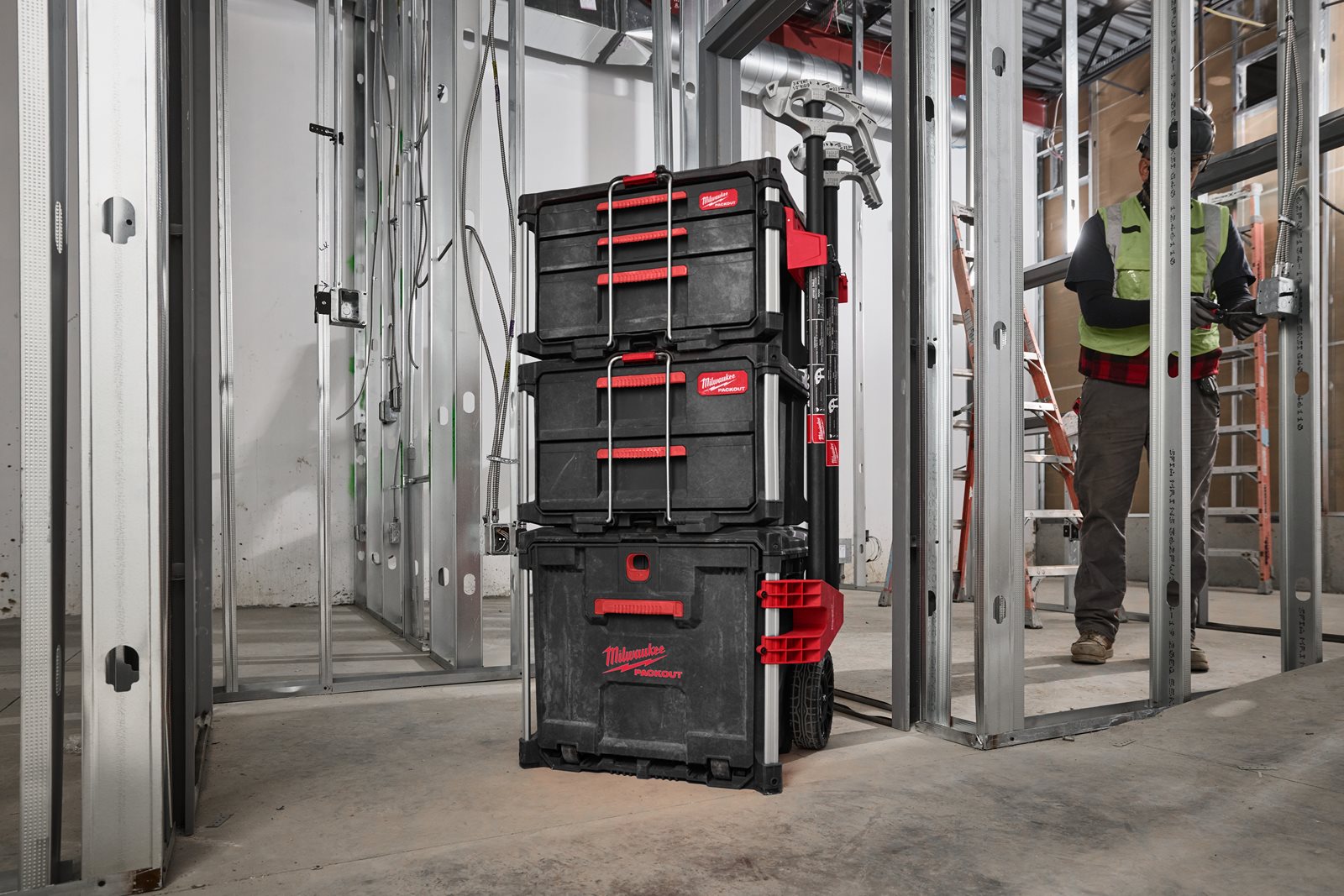 Cutie PACKOUT cu roți și sertar Milwaukee - in utilizare 8