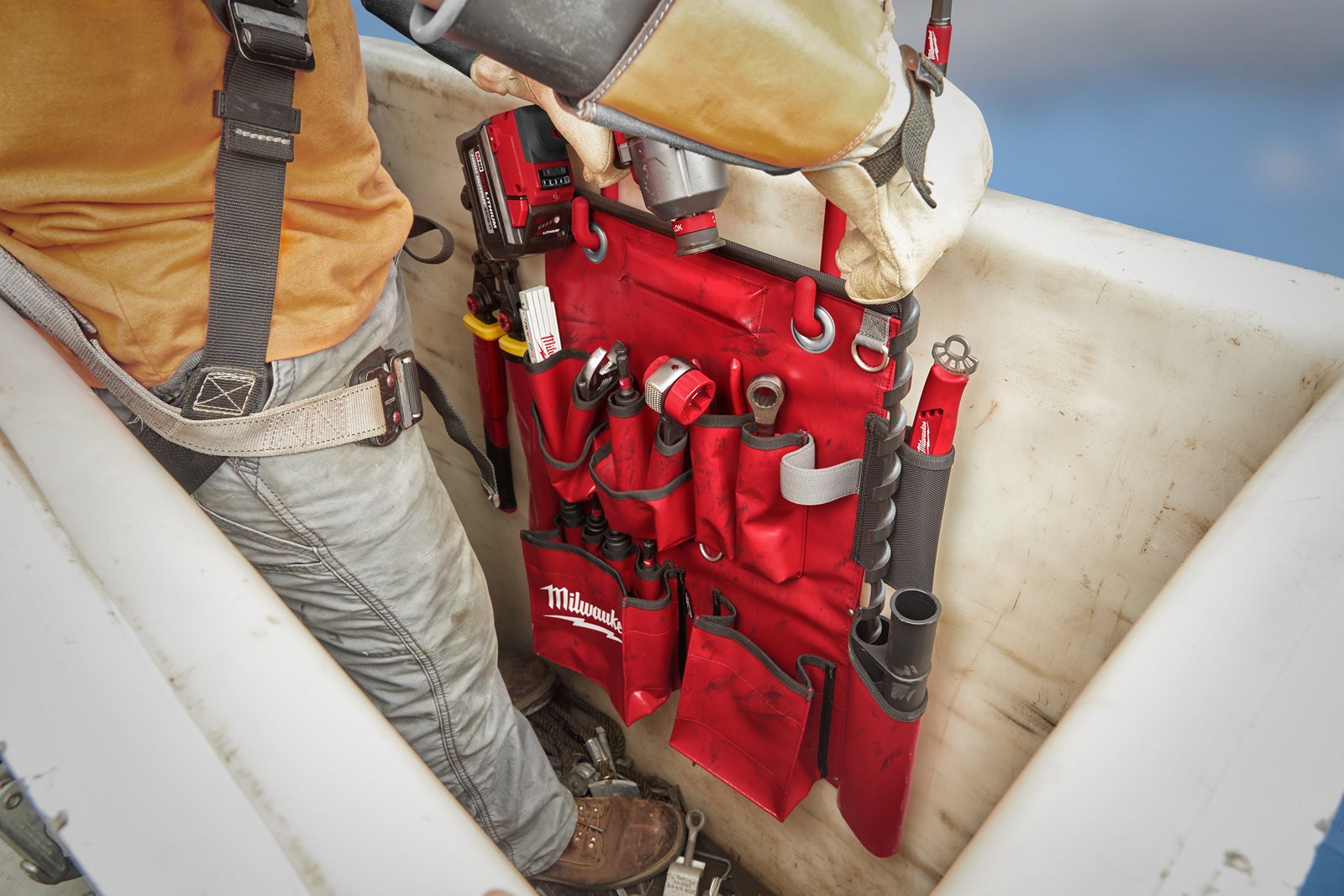 Suport compact scule lucrători linii electrice aeriene de înaltă tensiune Milwaukee - in utilizare 1