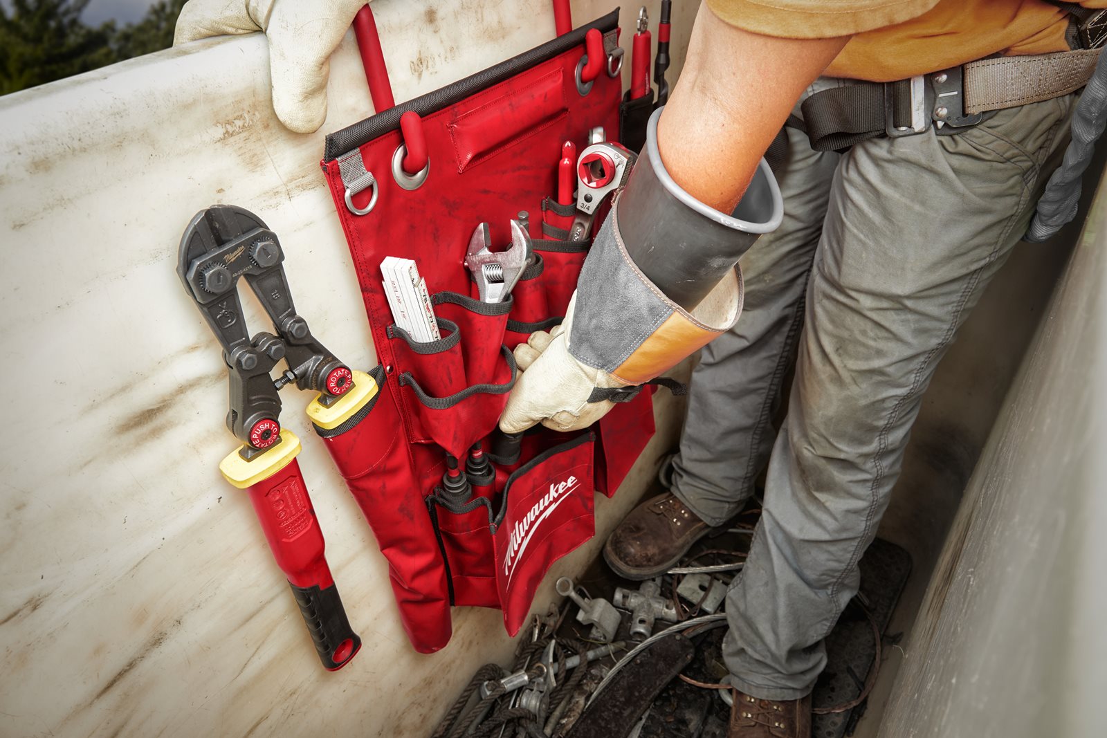 Suport compact scule lucrători linii electrice aeriene de înaltă tensiune Milwaukee - in utilizare 2