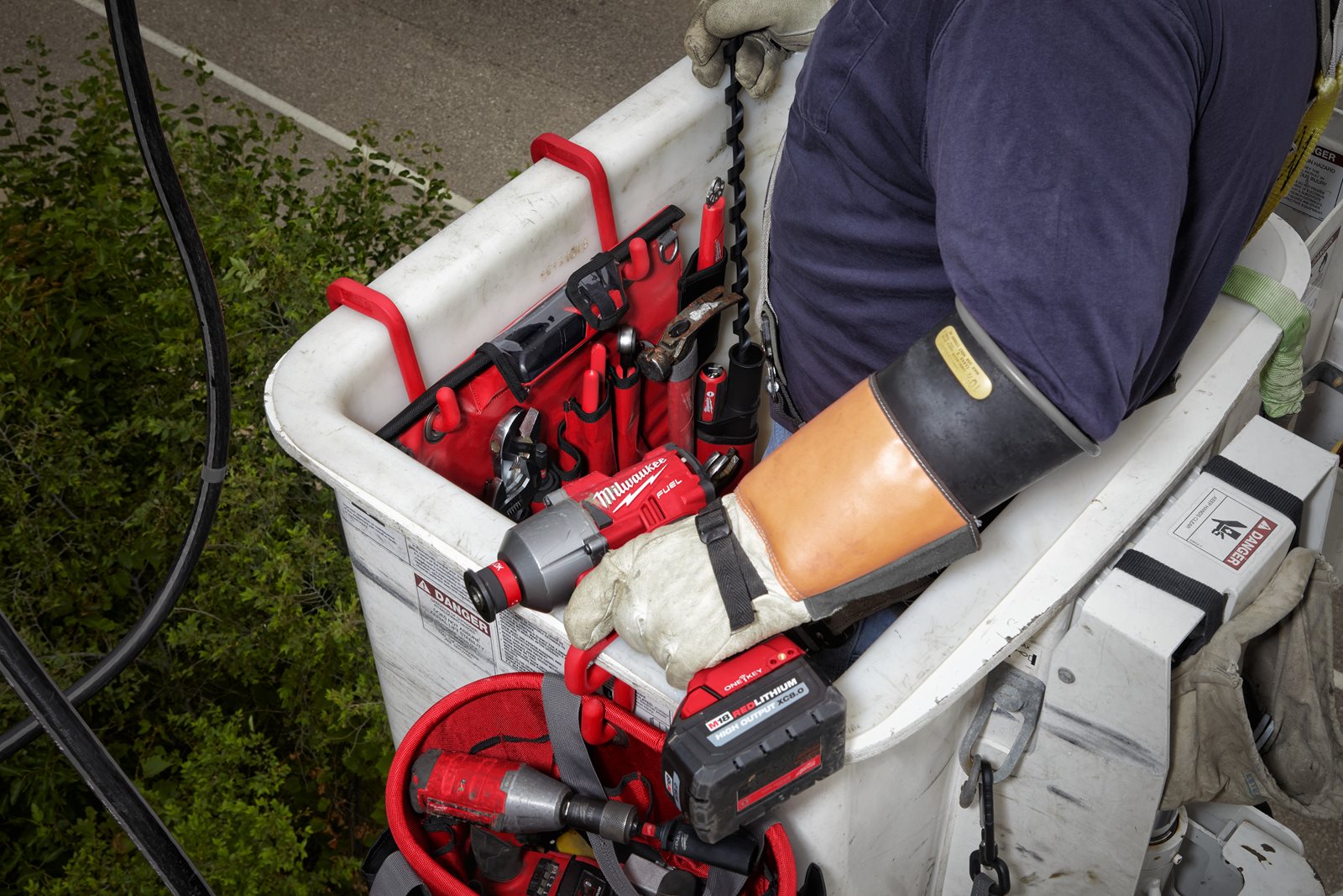 Suport compact scule lucrători linii electrice aeriene de înaltă tensiune Milwaukee - in utilizare 3
