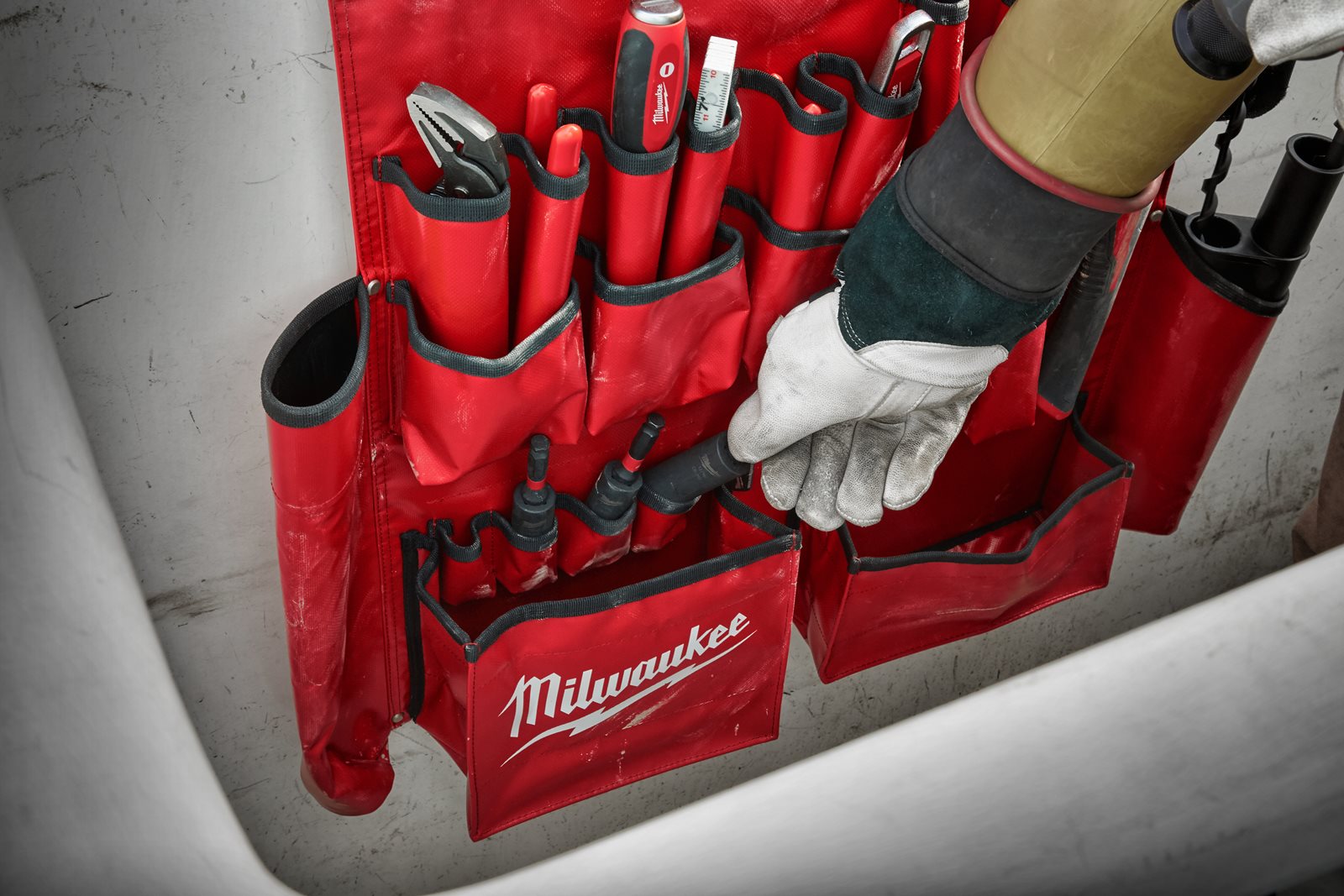 Suport scule lucrători linii electrice aeriene de înaltă tensiune Milwaukee - in utilizare 2